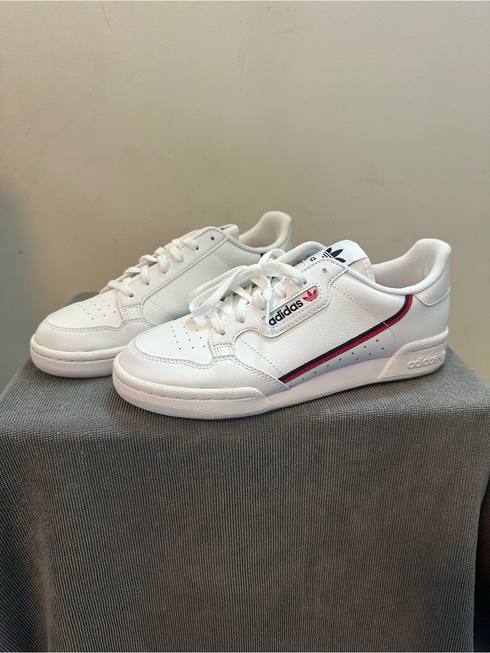 adidas unisex White Leather Sneakers with Red & Navy Stripe bog boys size 6